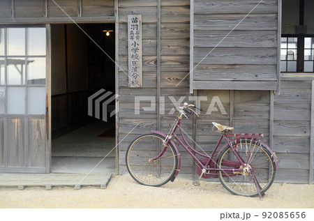 田浦分校入口とレトロな自転車-1 田浦分校入口とレトロな自転車-1 92085656