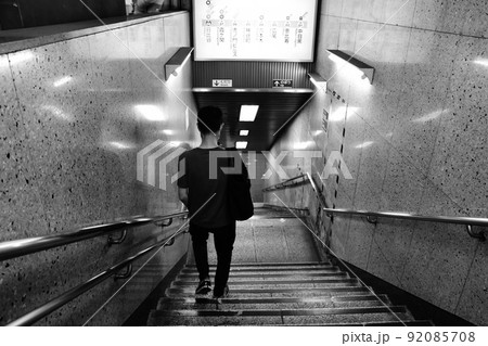 地下鉄の階段を降りる人 東京 地下鉄の階段を降りる人 東京 92085708