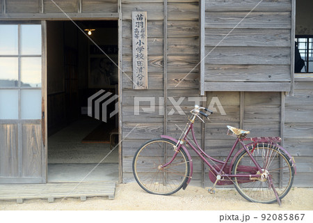 田浦分校入口とレトロな自転車-3 92085867
