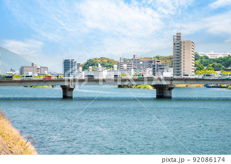 本川沿いの楠町側から北大橋、牛田新町方面を展望しています。上流域は安佐北区の可部町方面です。広島県 92086174