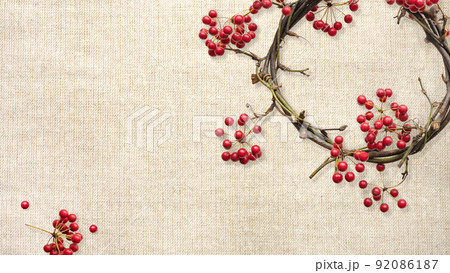 木の実の飾りと布 92086187