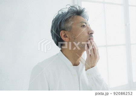 グレイヘアの男性 グレイヘアの男性 92086252