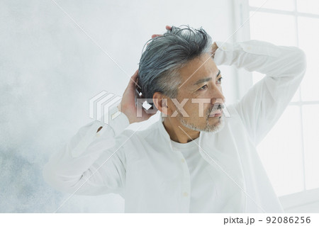 グレイヘアの男性 グレイヘアの男性 92086256