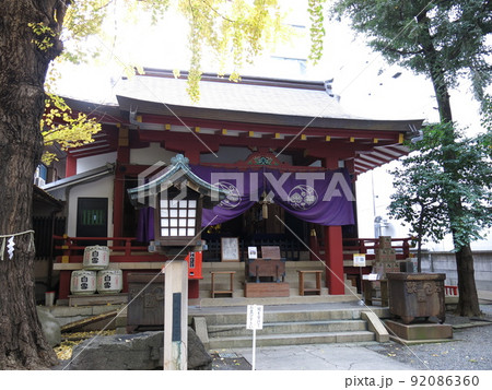 イチョウの黄葉が美しい秋の日本橋日枝神社 92086360