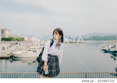 制服姿の女子高生と綺麗な海岸風景 制服姿の女子高生と綺麗な海岸風景 92086539