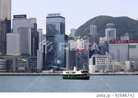 ホンコンのビクトリア湾を航行するスターフェリー 92086742