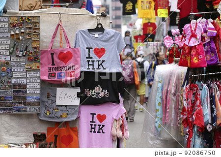 香港の下町モンコックの女人街と呼ばれる市場。安い服が売られて観光客も多い 香港の下町モンコックの女人街と呼ばれる市場。安い服が売られて観光客も多い 92086750