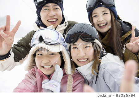 雪でもスノボを楽しむ親子とインストラクター　スノーボードスクール 92086794