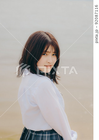 制服姿の女子高生と綺麗な海岸風景 制服姿の女子高生と綺麗な海岸風景 92087116