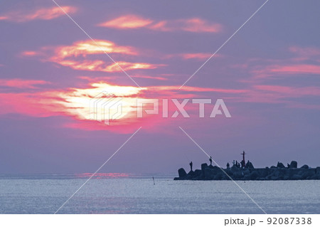 日本海の朝日と釣人(湯梨浜町) 日本海の朝日と釣人(湯梨浜町) 92087338