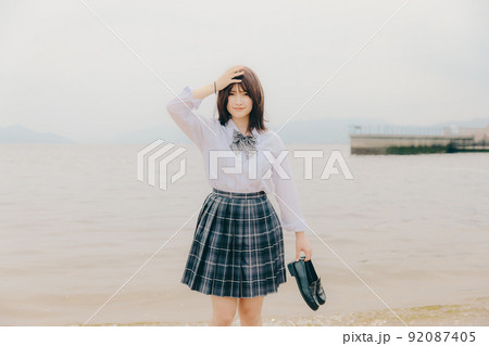 制服姿の女子高生と綺麗な海岸風景 制服姿の女子高生と綺麗な海岸風景 92087405