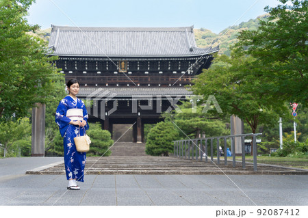 京都旅行を楽しむ着物の女性 知恩院 京都旅行を楽しむ着物の女性 知恩院 92087412