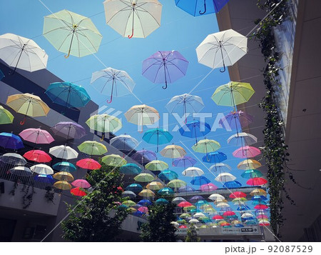 街中でのアンブレラスカイ 92087529
