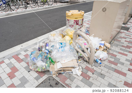 繁華街のゴミ捨て場 92088124