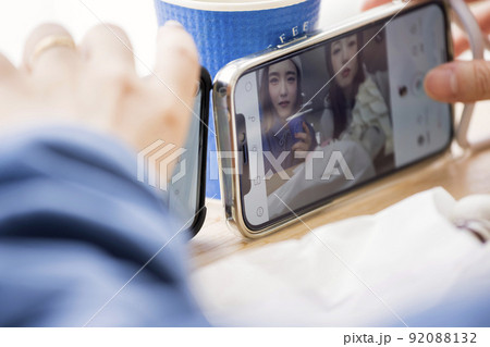 スキー場のカフェスペースで写真を撮る若い女性2人 お出かけ スキー場のカフェスペースで写真を撮る若い女性2人 お出かけ 92088132