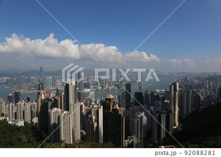 香港の高層ビル。香港島から九龍半島を望む 92088281