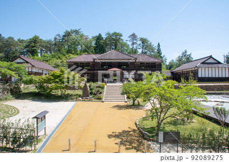 岡山県成羽町吹屋　保存修理工事が完了した旧吹屋小学校 92089275