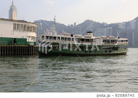 ホンコンのビクトリア湾を航行するスターフェリー 92089745