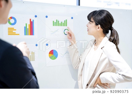 ビジネス　男女　ミーティング　分析 92090375