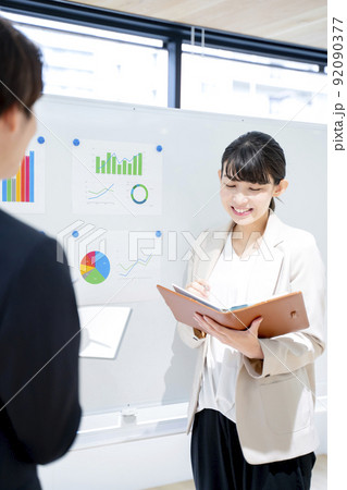 ビジネス 男女 ミーティング 分析 ビジネス 男女 ミーティング 分析 92090377