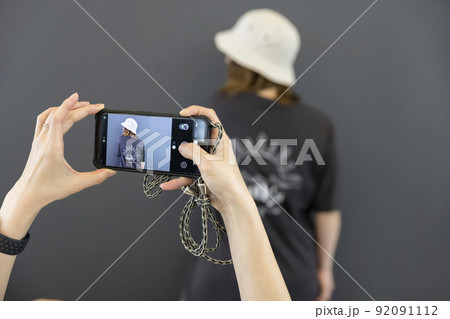 薄着のスノボファッション姿を撮影するスノボ女子 薄着のスノボファッション姿を撮影するスノボ女子 92091112