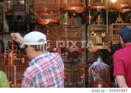 香港の鳥好きが集まる園圃街のバードガーデンで売られる鳥かご。高価なものは十五万円以上(一万香港ドル) 香港の鳥好きが集まる園圃街のバードガーデンで売られる鳥かご。高価なものは十五万円以上(一万香港ドル) 92091887