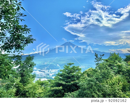 緑と街並み、雄大な富士山 92092162