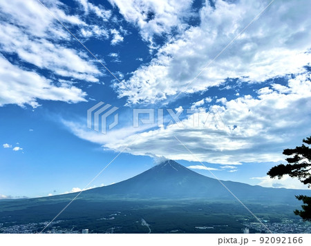 壮大な雲と富士山 92092166