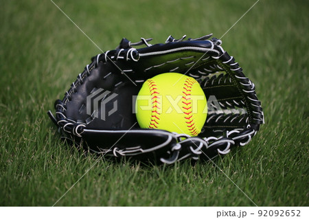 ソフトボールとグローブ 92092652