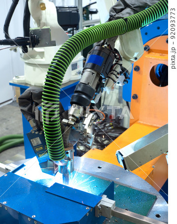 自動溶接機による溶接作業 自動溶接機による溶接作業 92093773