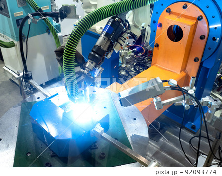 自動溶接機による溶接作業 92093774