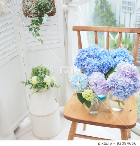 ナチュラルインテリア 花のある暮らし 92094656