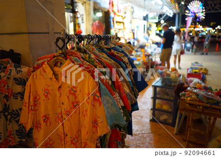 沖縄県北谷町アメリカンビレッジの夜の風景　ショッピング街 92094661