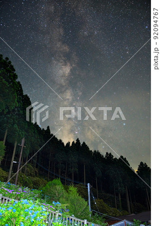 あじさい園と天の川　高野龍神スカイライン　和歌山県かつらぎ町 92094767
