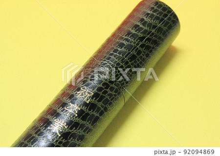 卒業証書を入れる筒、ワニ柄の丸筒 92094869