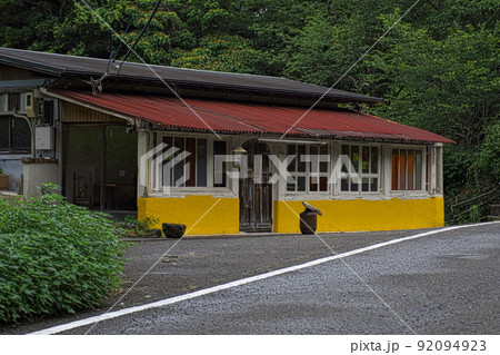 黄色い古い建物とあじさいのコラボ　和歌山県岩出市 92094923