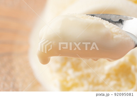バニラアイスクリーム 92095081
