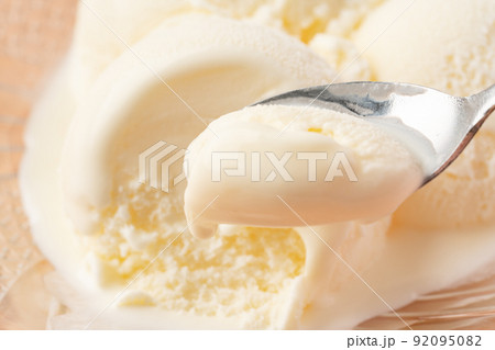 バニラアイスクリーム 92095082