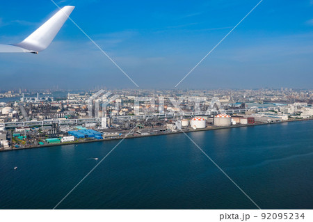 羽田空港離陸直後の京浜工業地帯（神奈川県川崎市） 92095234