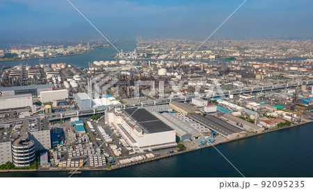 羽田空港離陸直後の京浜工業地帯（神奈川県川崎市） 92095235