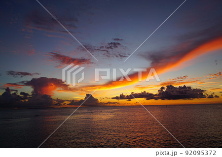 沖縄県　夕焼け　マジックアワーの海の風景 92095372