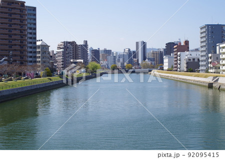 広島猿猴川河畔の景色 92095415