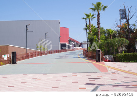 広島マツダスタジアムのカープロードの景色 92095419