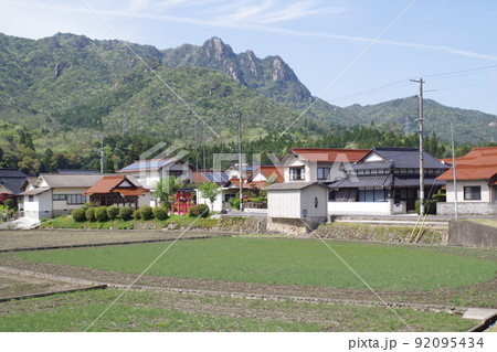 三倉岳麓の民家の景色 92095434