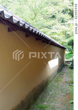 銀山の町大森地区の築塀の景色 92095449