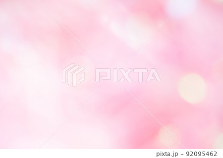 ピンクのキラキラ光の背景素材 92095462