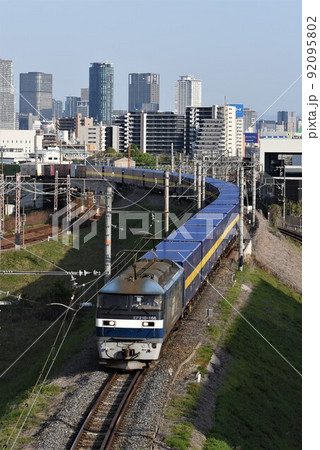 大阪の高層ビル群を背景に北方貨物線を進む ブロックトレイン 大阪の高層ビル群を背景に北方貨物線を進む ブロックトレイン 92095802