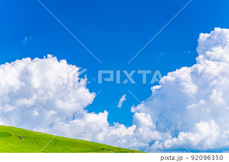 夏の草原と青い空 92096350