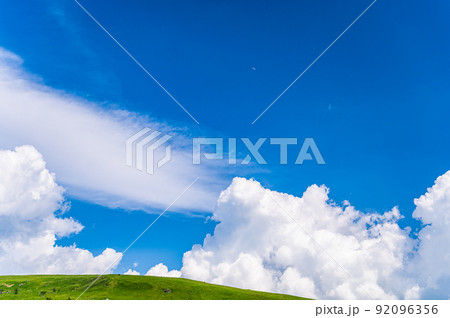夏空と流れる雲　車山高原 92096356