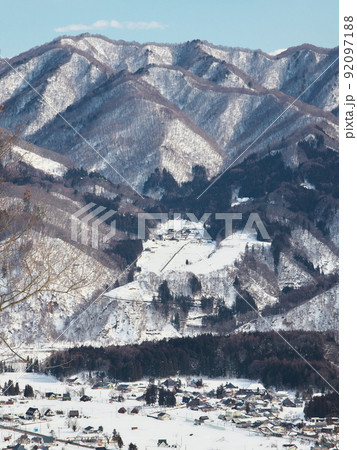冬の白馬村 白馬岩岳スノーフィールドかも1ペアリフト山頂駅から野平集落を望む 冬の白馬村 白馬岩岳スノーフィールドかも1ペアリフト山頂駅から野平集落を望む 92097188
